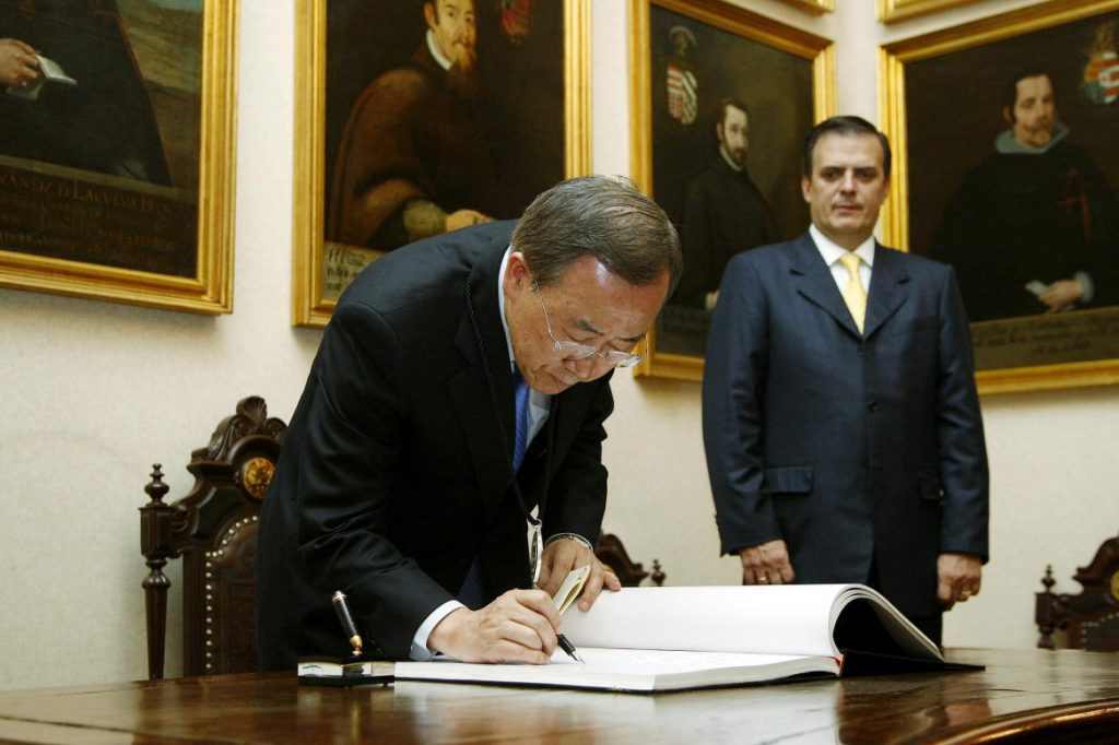 Secretary-General Ban Ki-moon signs the Mayor's guest book at the Mexico City Hall. At right is Marcelo Ebrard, Mayor of Mexico City. 8/Sep/2009. Mexico City, Mexico. UN Photo/Evan Schneider. www.unmultimedia.org/photo/