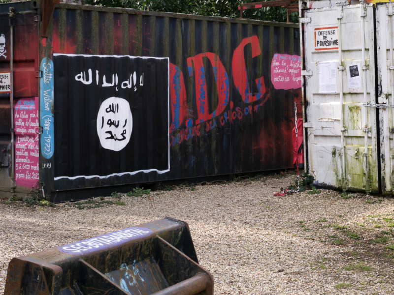 The ISIS flag as graffiti. Photo courtesy of Thierry Ehrmann.